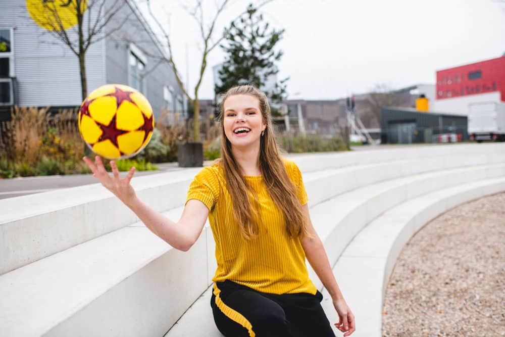 lume, anne, vrouw, voetbal, geel