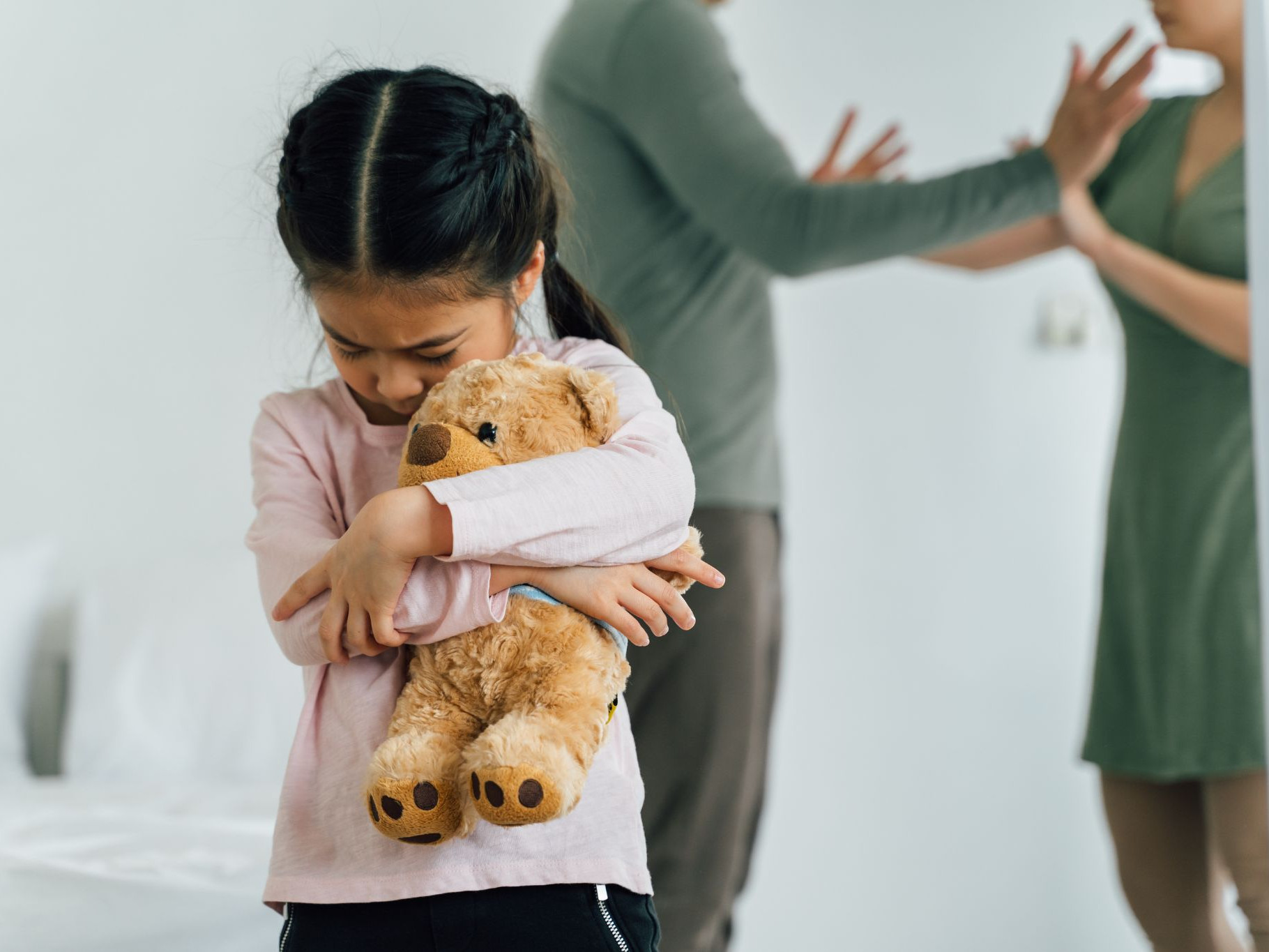 kind, vergeten kind, ruzie, ouders, verdriet, pijn