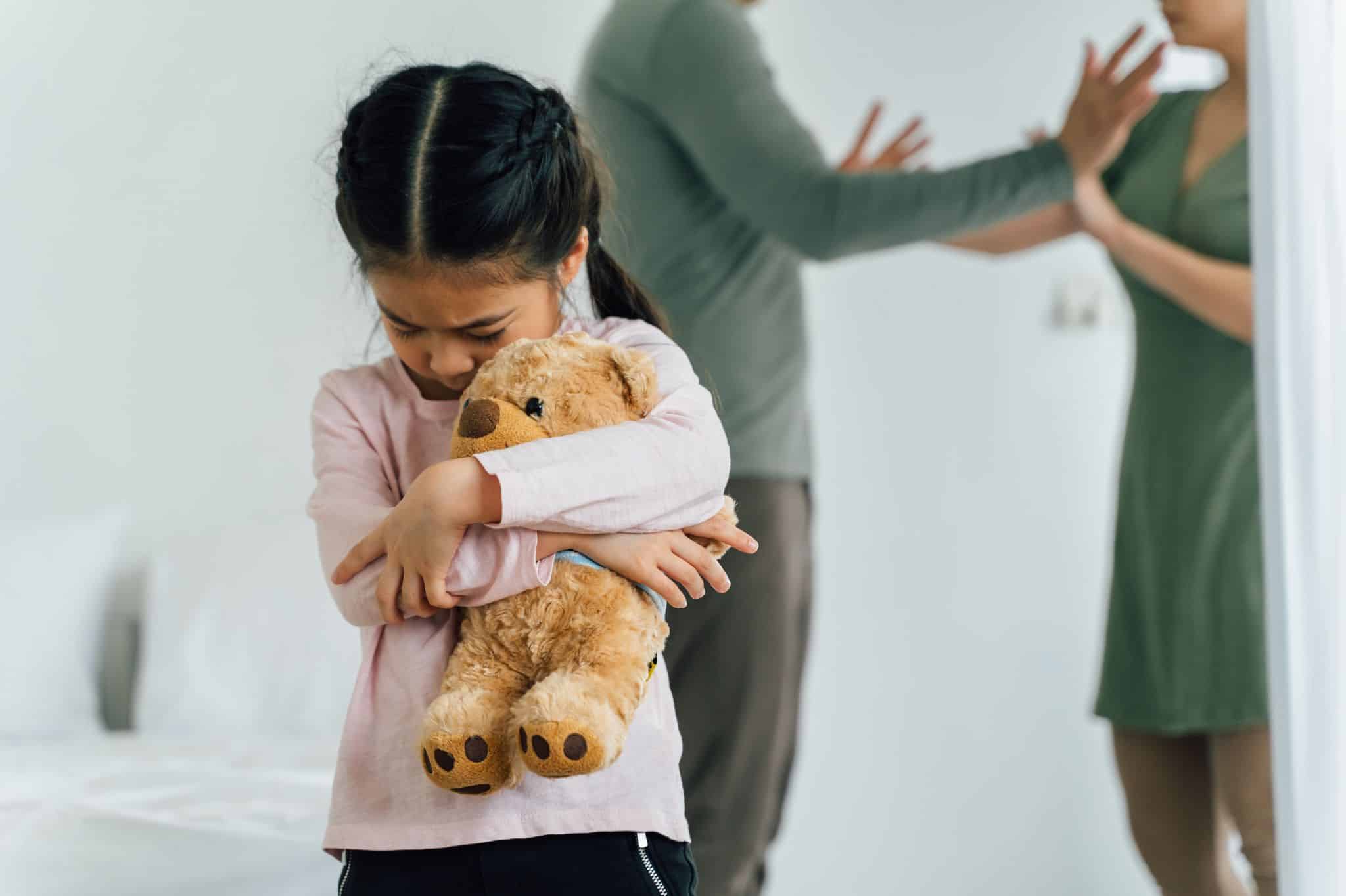 kind, vergeten kind, ruzie, ouders, verdriet, pijn