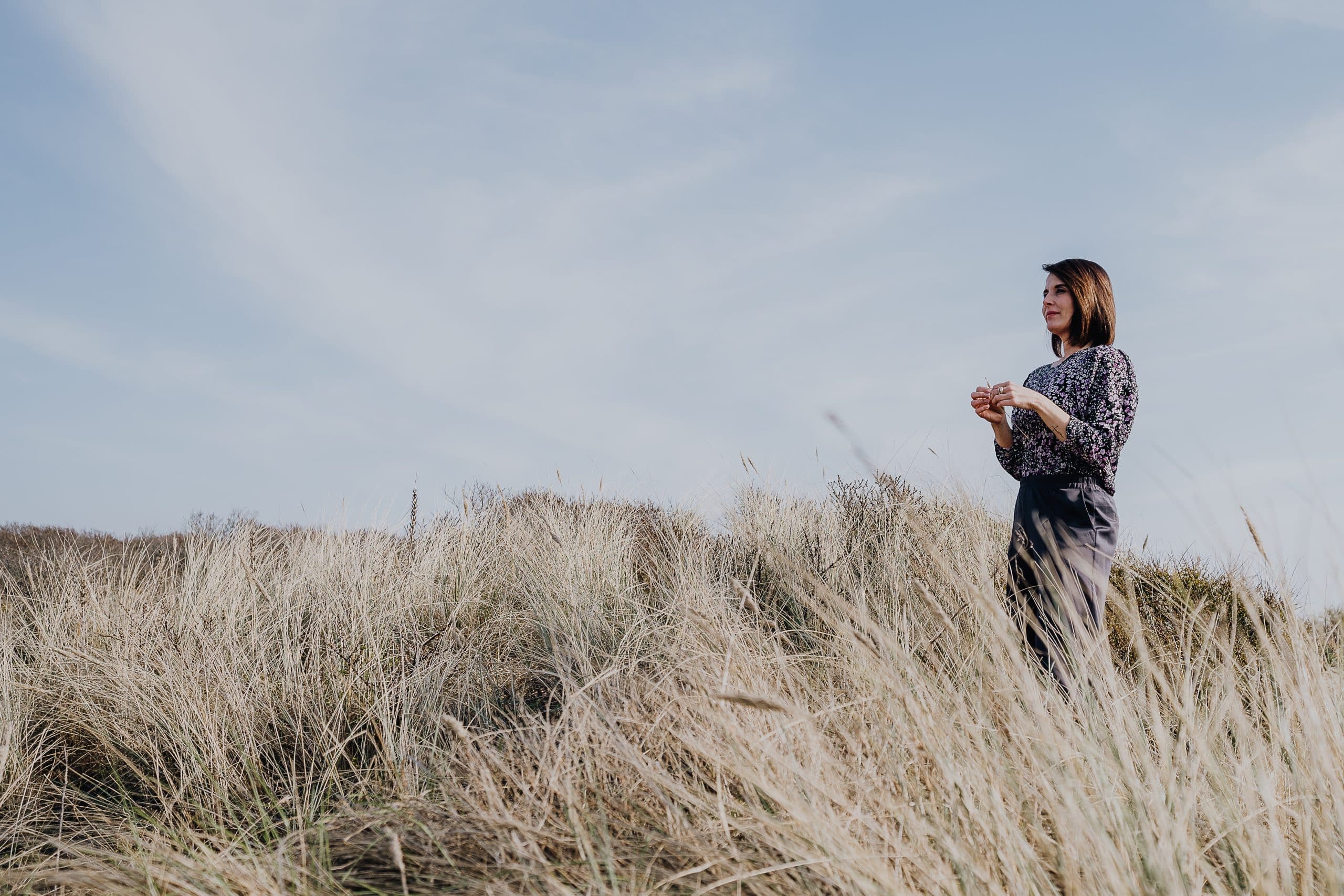 Vrouw in de duinen